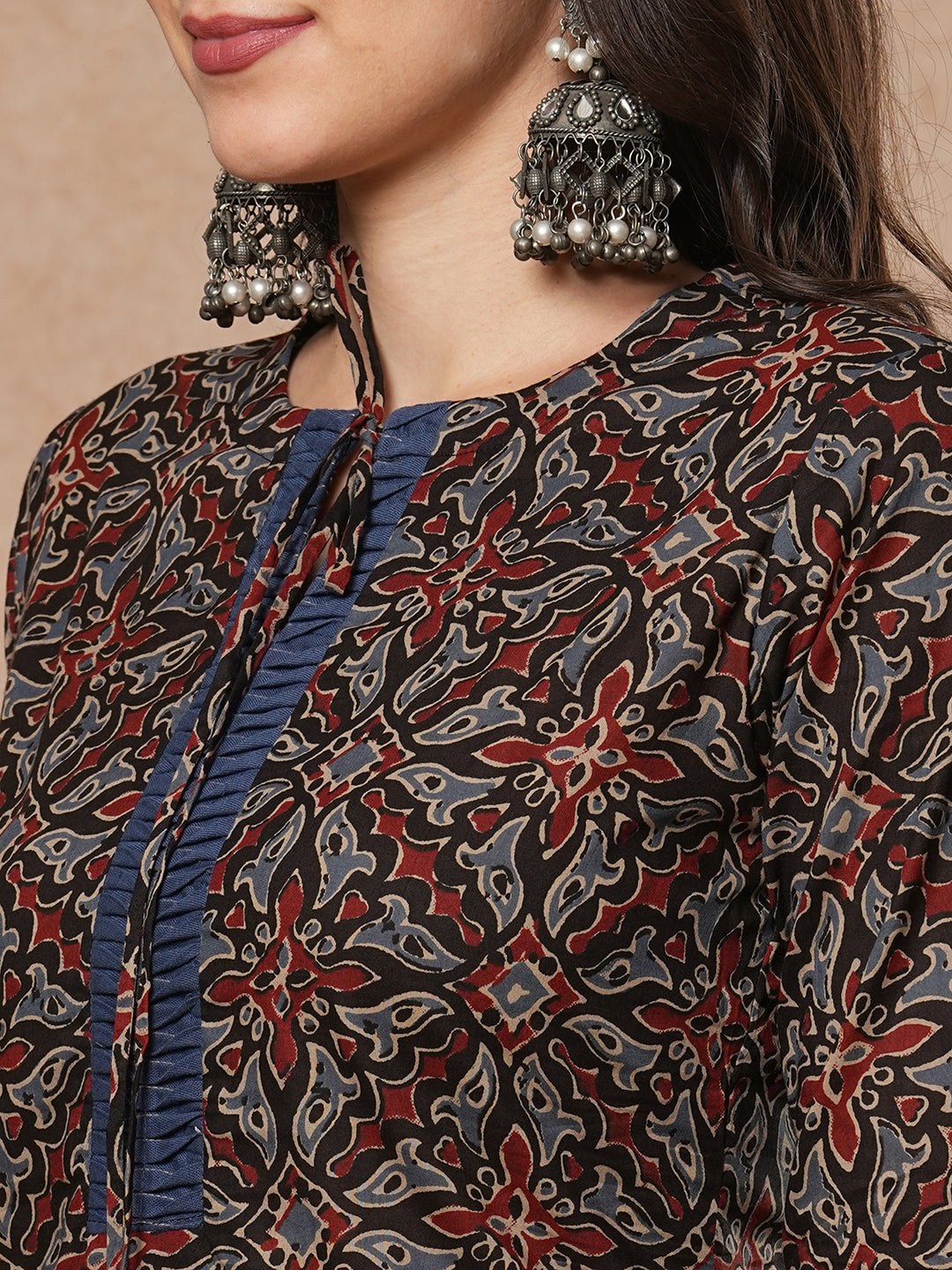 Straight fit printed kurta with smocking panel in the centre and sleeves and neck tie-up with trims