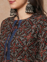 Straight fit printed kurta with smocking panel in the centre and sleeves and neck tie-up with trims