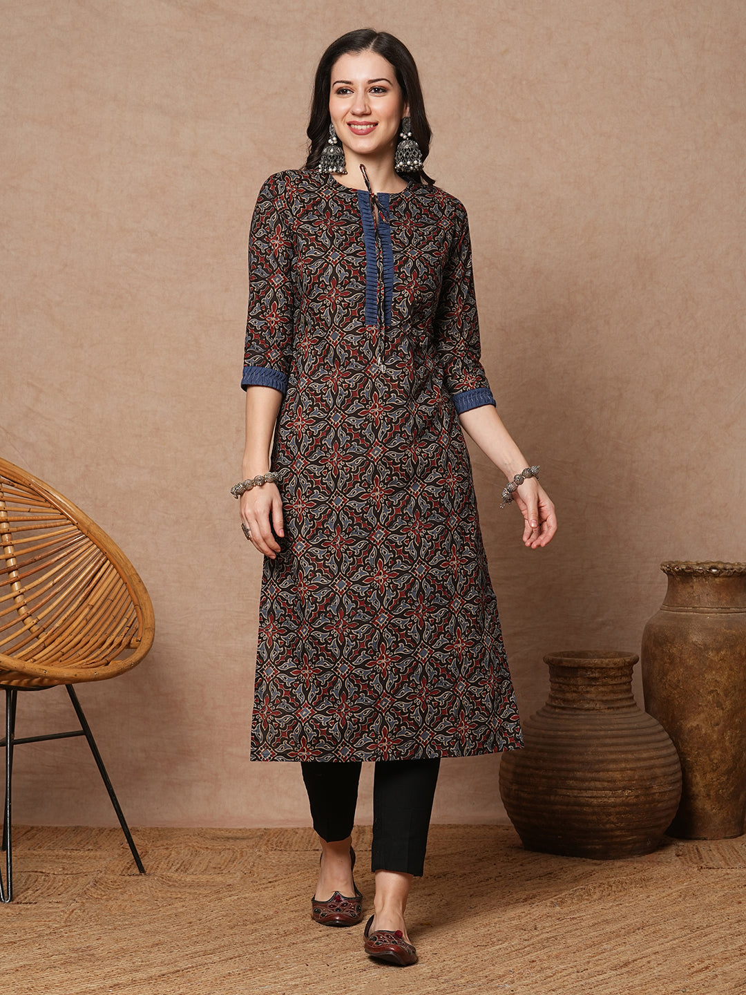 Straight fit printed kurta with smocking panel in the centre and sleeves and neck tie-up with trims