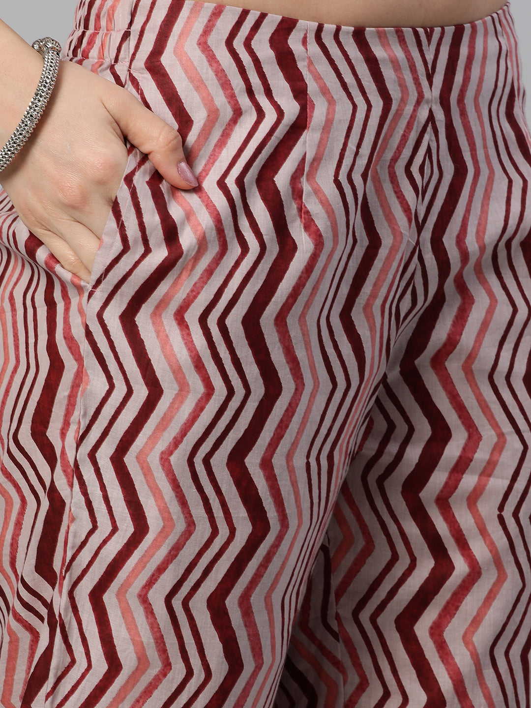 Udaan - A line printed cotton kurta set with V neck and gathering detail