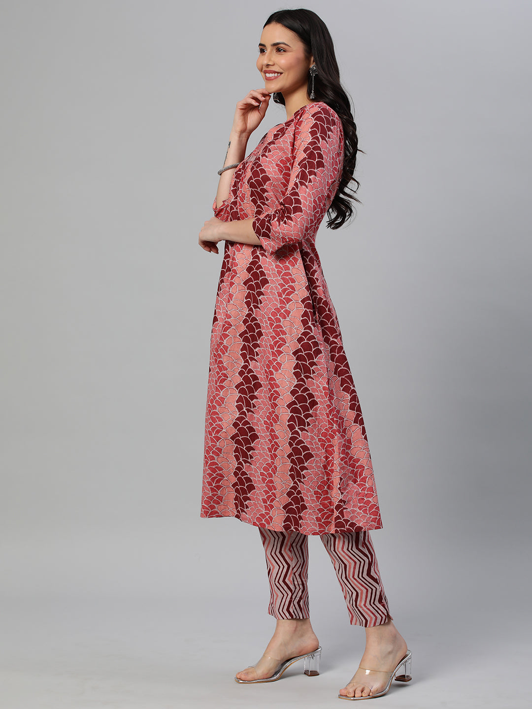 Udaan - A line printed cotton kurta set with V neck and gathering detail