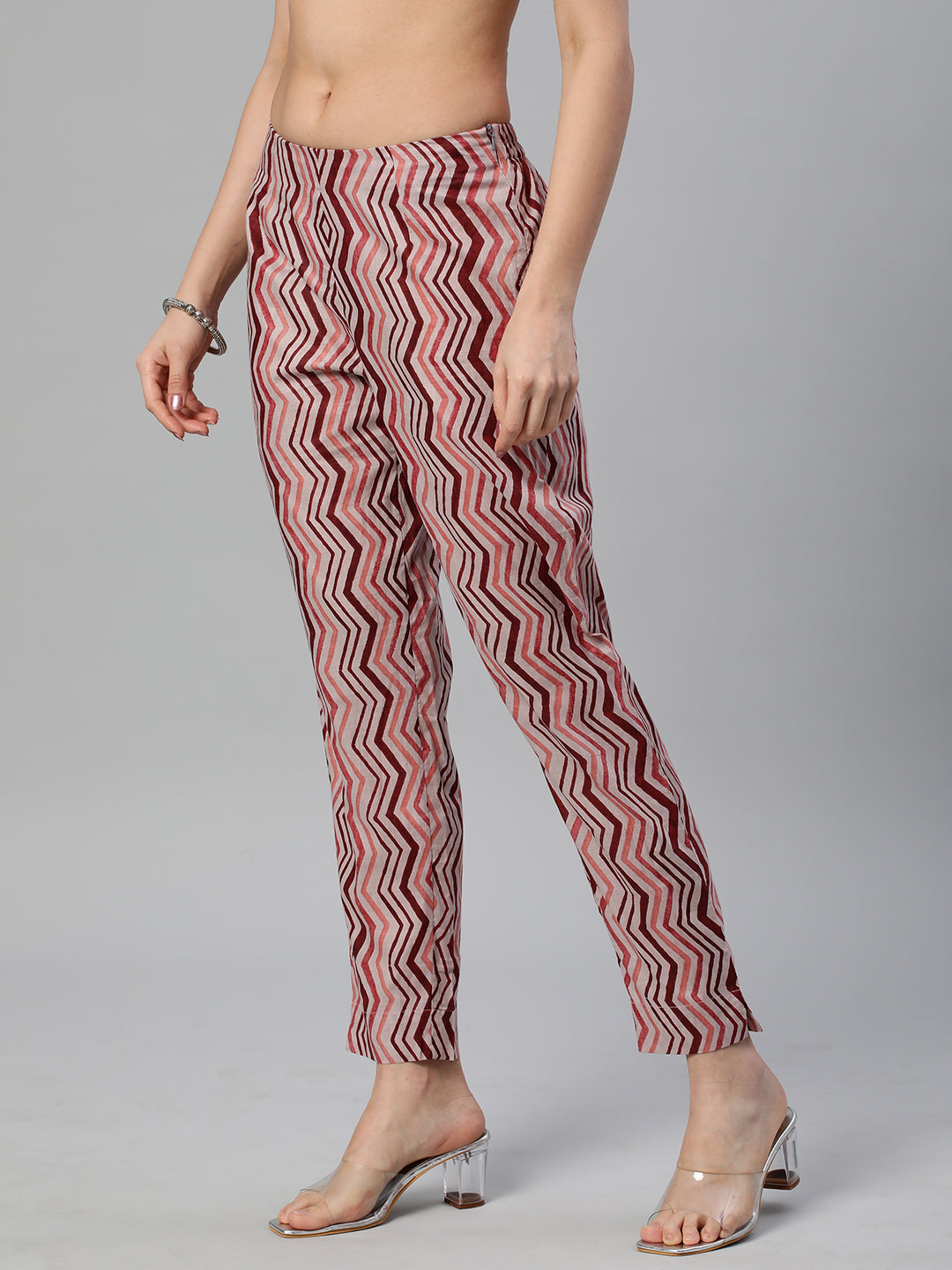 Udaan - A line printed cotton kurta set with V neck and gathering detail