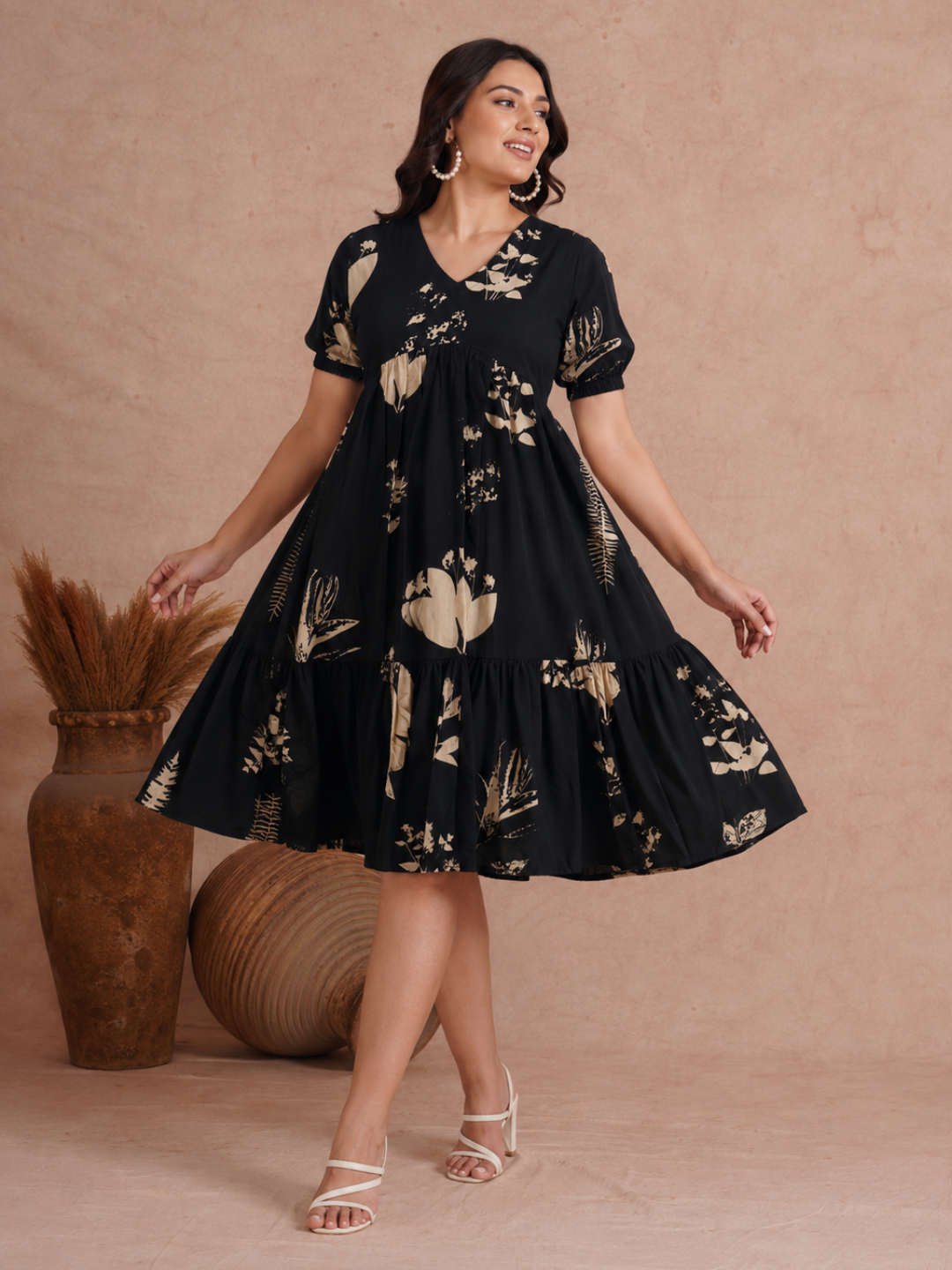 Tiered dress in printed cotton with an attached in seam pocket and puffed sleeves.