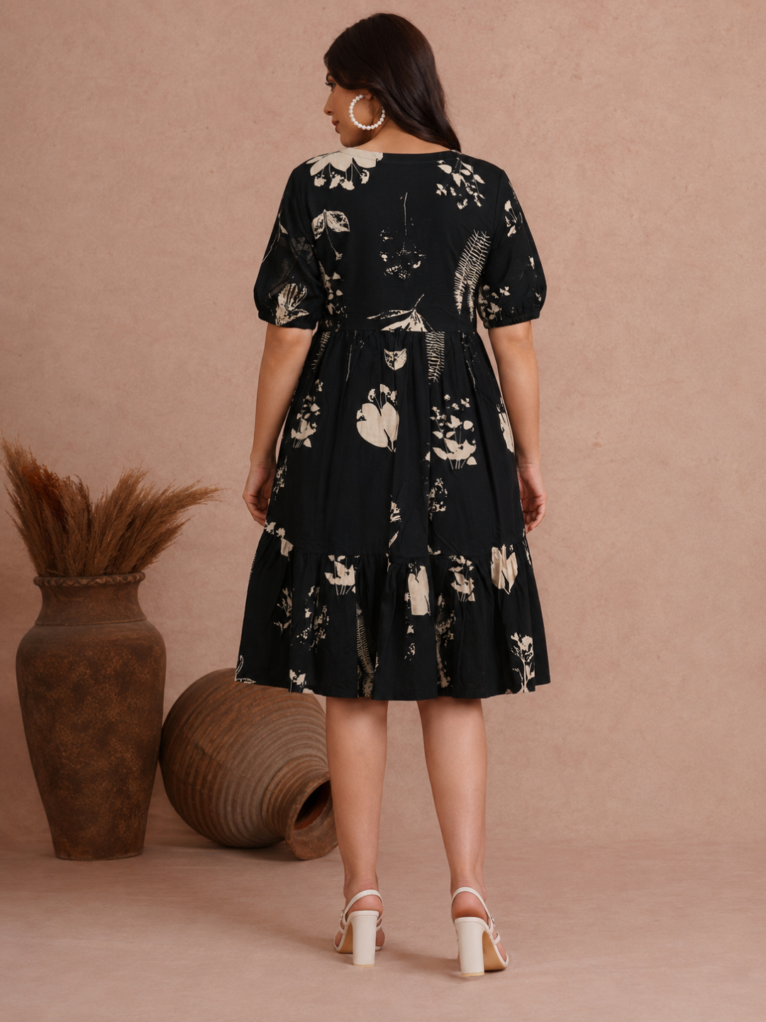 Tiered dress in printed cotton with an attached in seam pocket and puffed sleeves.