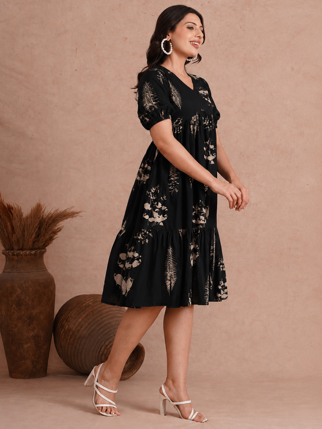 Tiered dress in printed cotton with an attached in seam pocket and puffed sleeves.