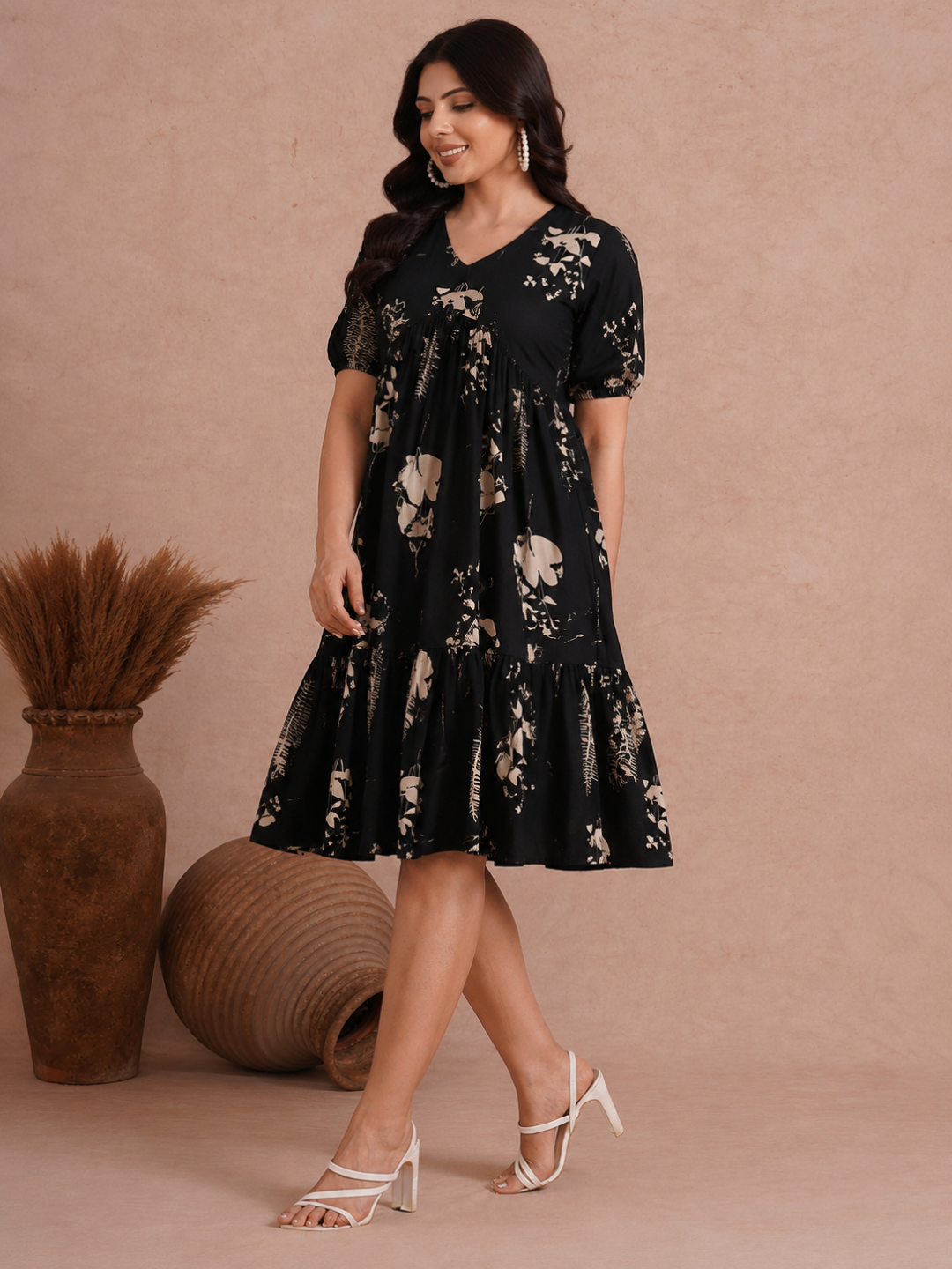 Tiered dress in printed cotton with an attached in seam pocket and puffed sleeves.
