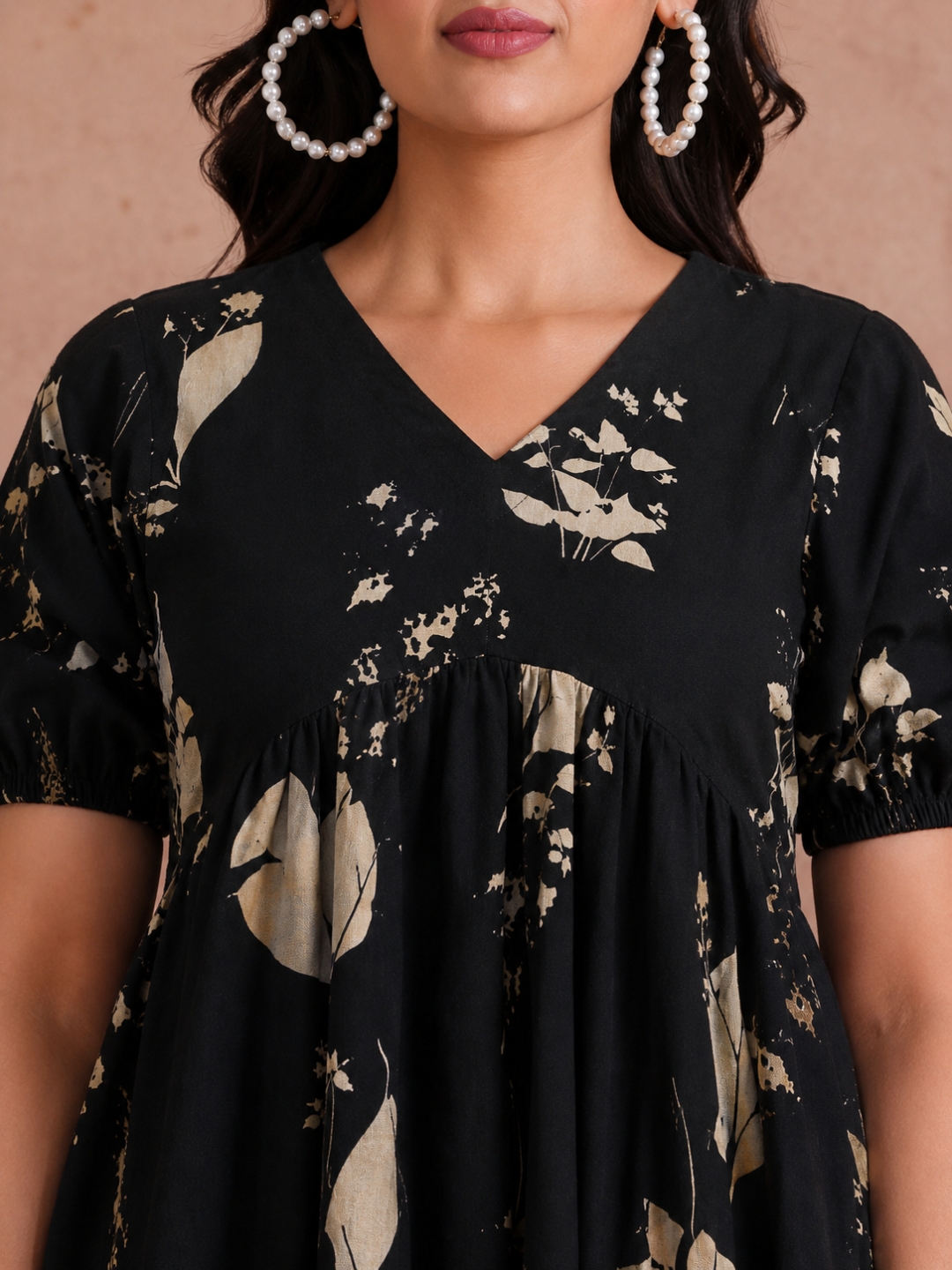 Tiered dress in printed cotton with an attached in seam pocket and puffed sleeves.