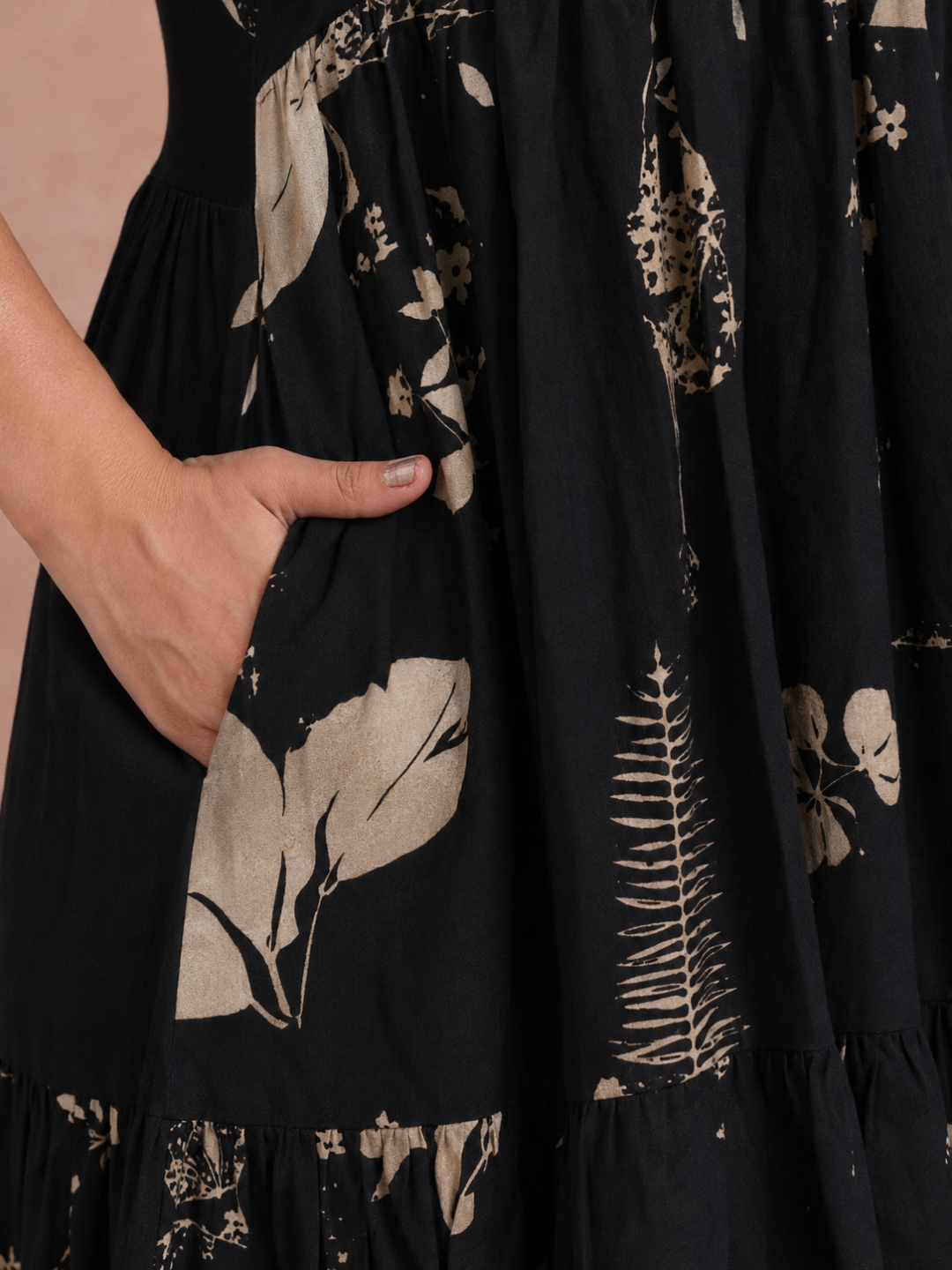 Tiered dress in printed cotton with an attached in seam pocket and puffed sleeves.