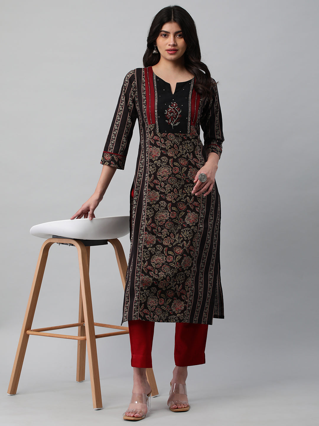 A fully elasticated maroon ankle length cotton linen pant