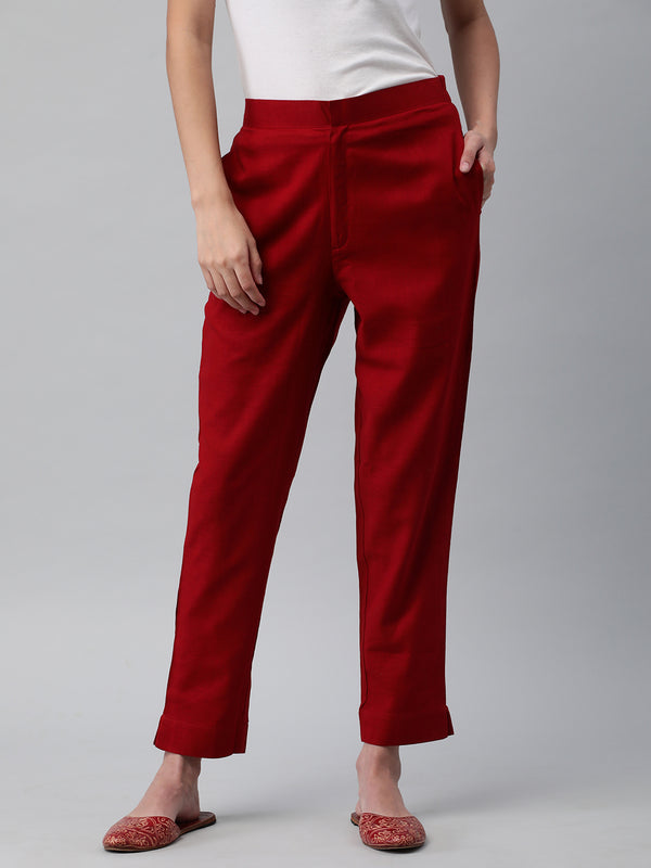 A Off-white ankle length cotton linen pant with plain belt in front.