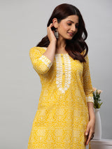 Straight fit cotton kurta with embroidered neck.