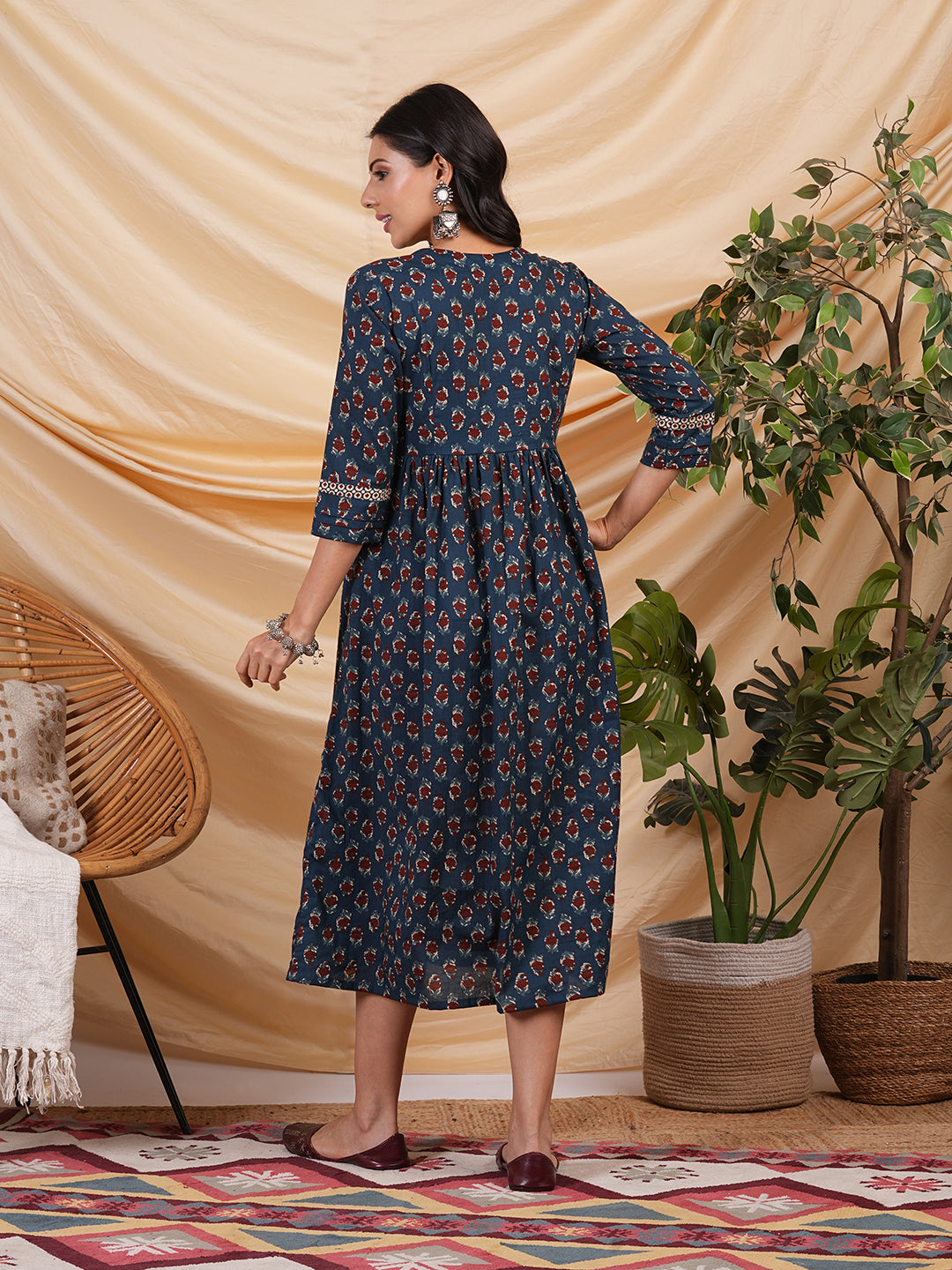 Flared dress with gathering details and side pocket