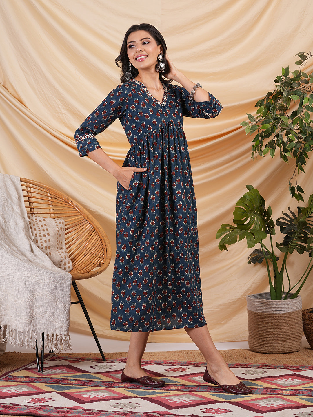 Flared dress with gathering details and side pocket