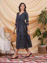 Flared dress with gathering details and side pocket.