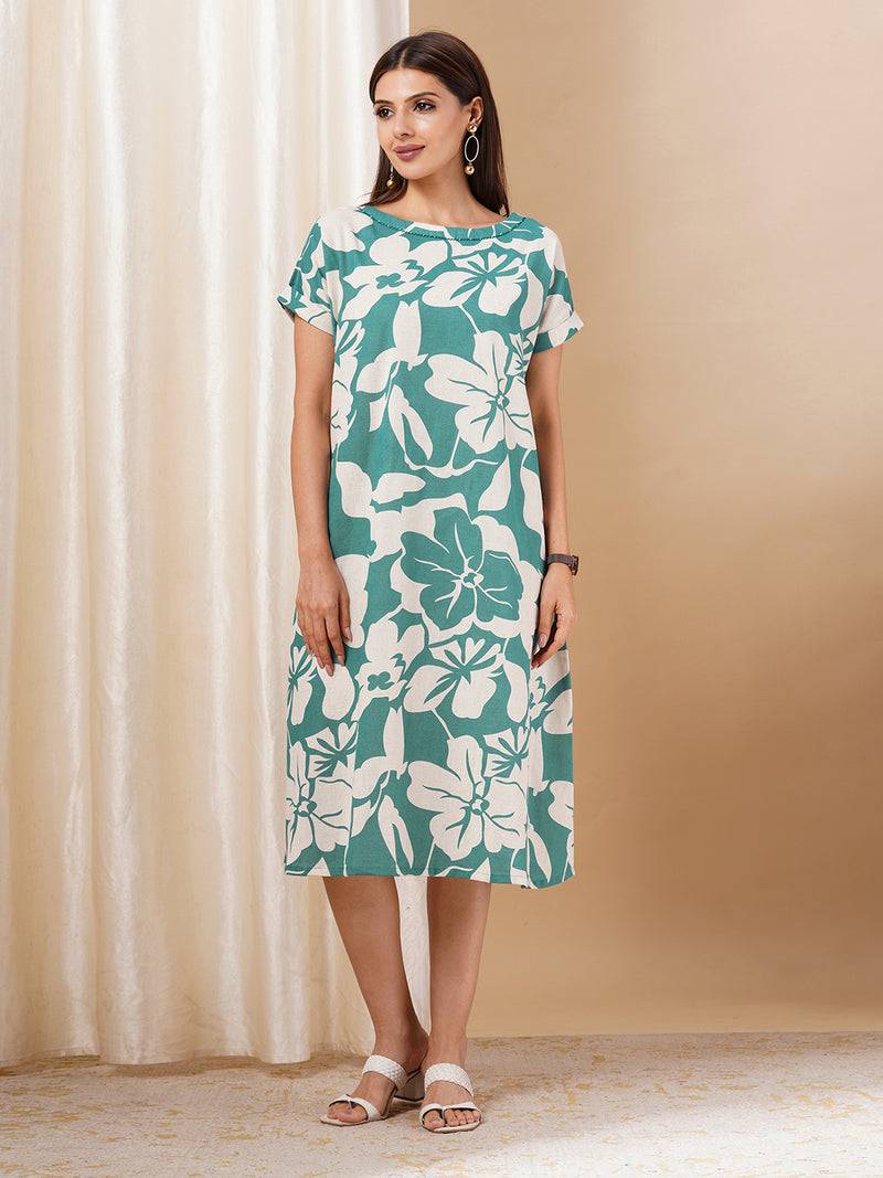 Printed cotton dress with hand embroidery and pocket.