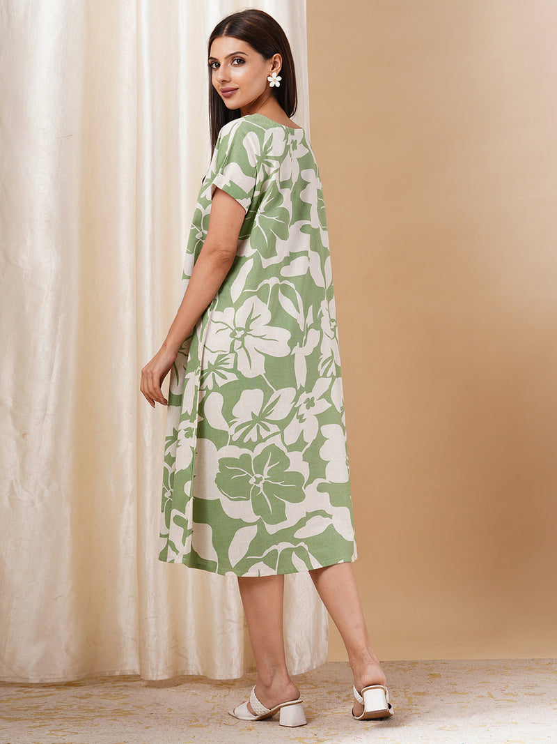 Printed cotton dress with hand embroidery and pocket.