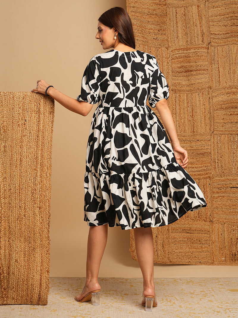 Printed cotton flared dress with gathering and pocket.