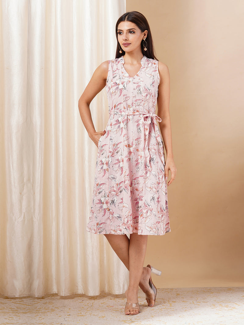 straight paneled floral printed flex dress comes with front detailing, belt and pocket.