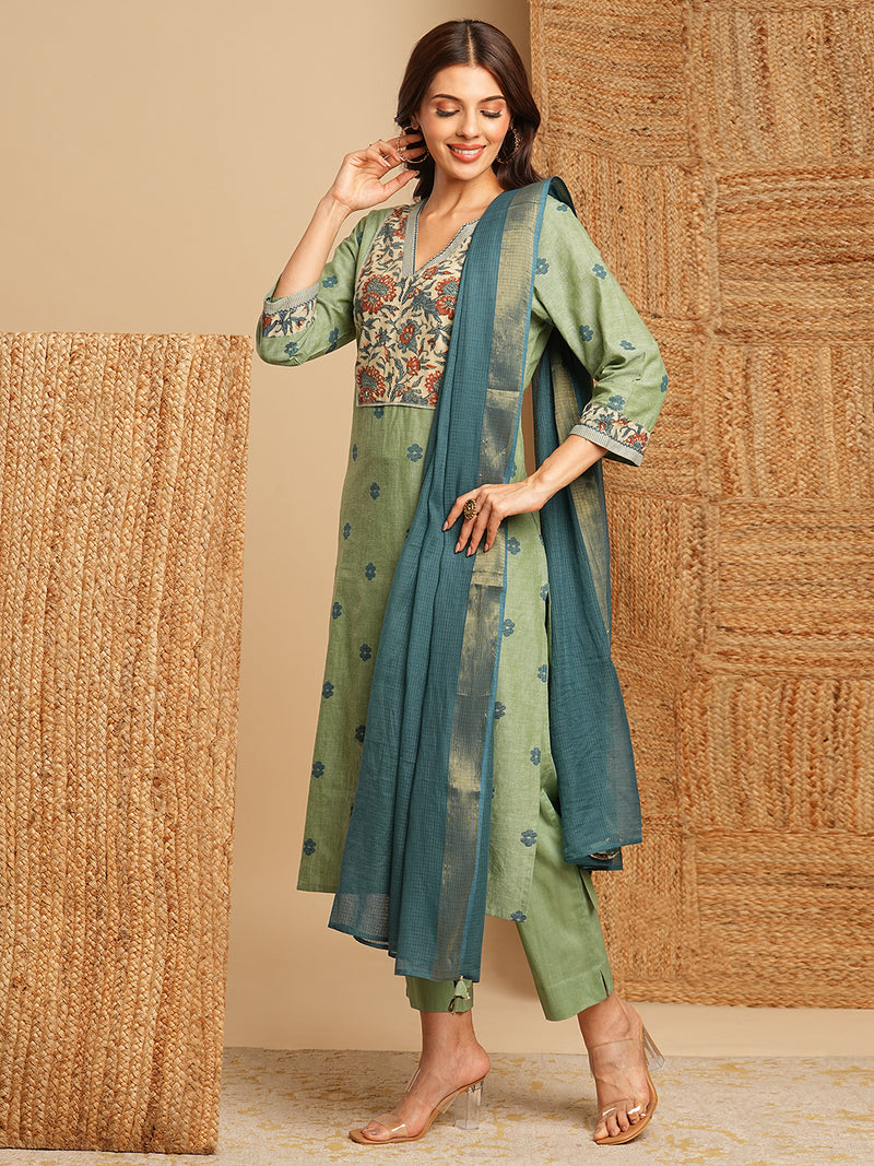 Straight kurta with floral printed yoke highlighted with handwork paired up with self color pants and contrasting dupatta.