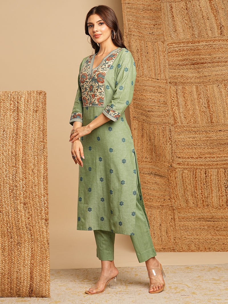 Straight kurta with floral printed yoke highlighted with handwork paired up with self color pants and contrasting dupatta.