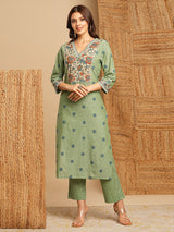 Straight kurta with floral printed yoke highlighted with handwork paired up with self color pants and contrasting dupatta.