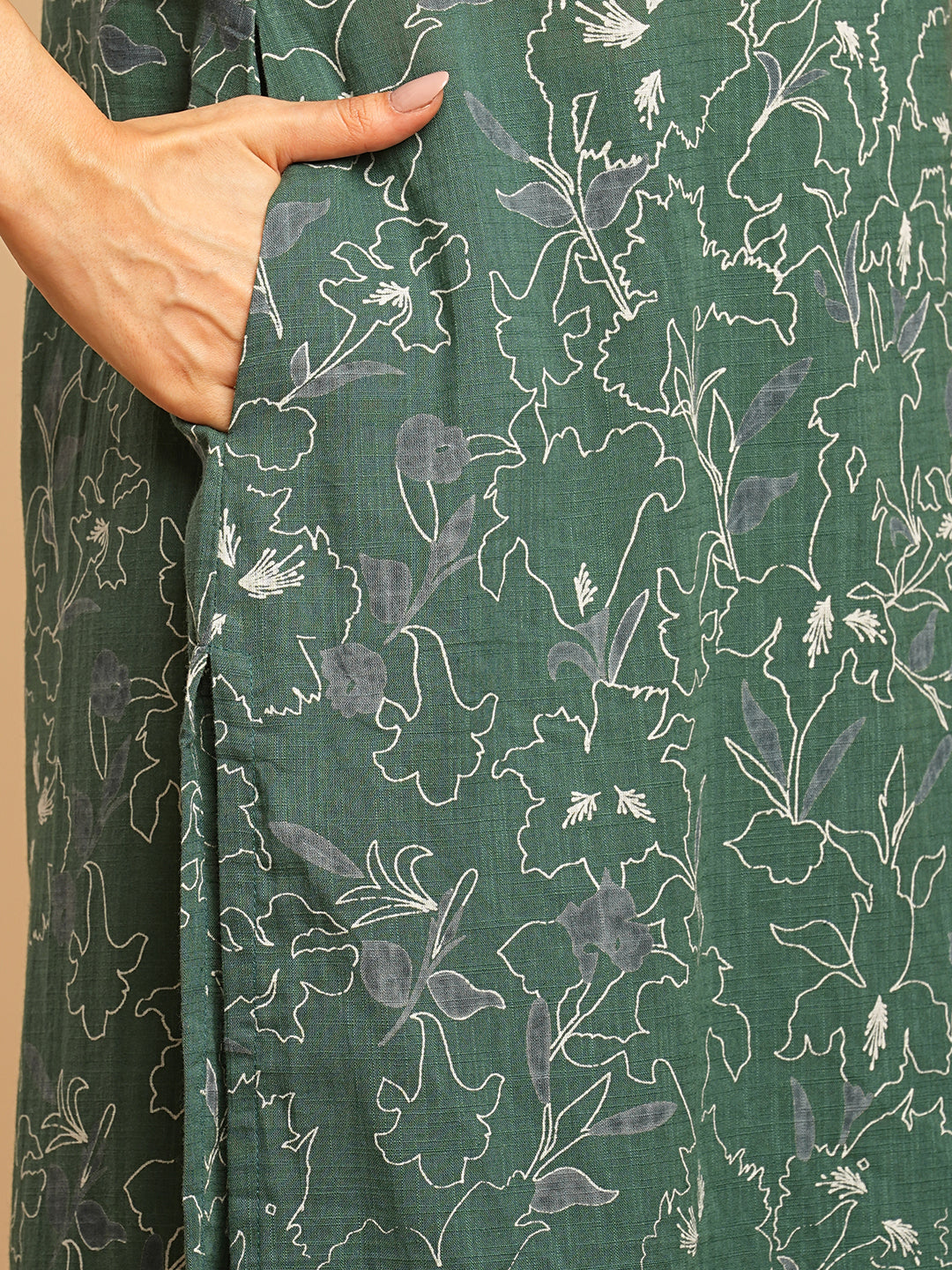 Straight fit kurta with lace around neck and sleeve paired with solid bottom and block printed dupatta