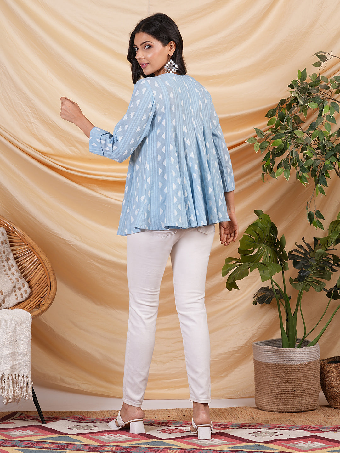 Flared top in woven cotton fabric with a central placket