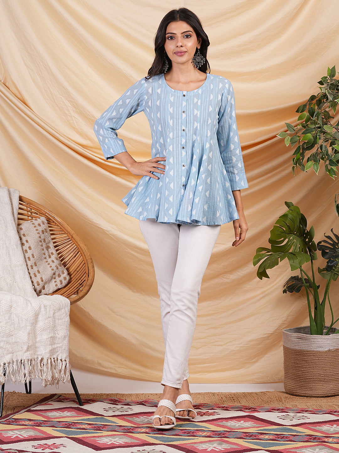 Flared top in woven cotton fabric with a central placket