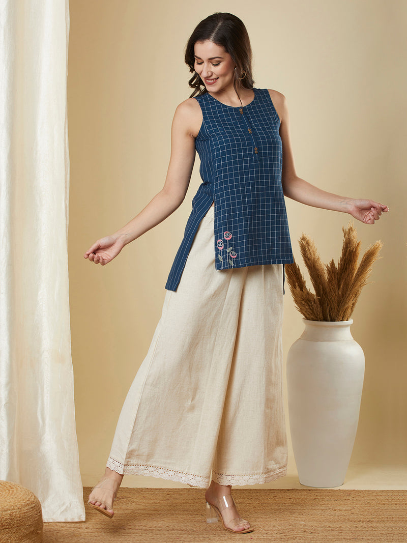 Sleeveless up and down top in woven cotton with embroidery detailing.