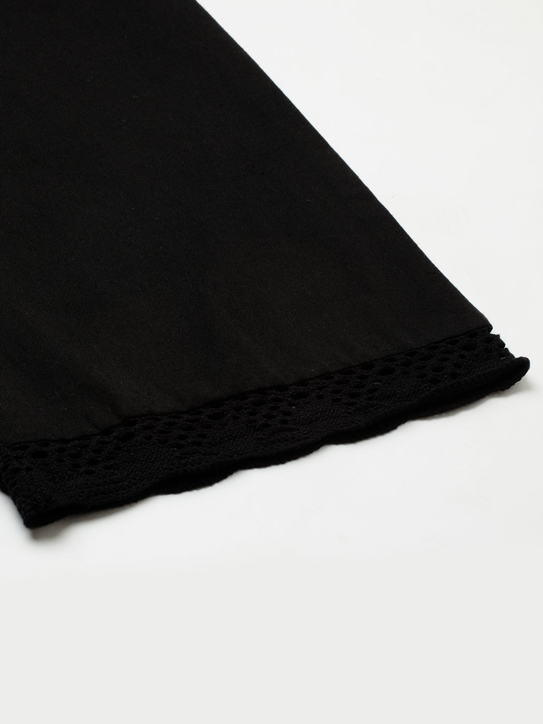 Straight palazzo with crochet lace at the hem.