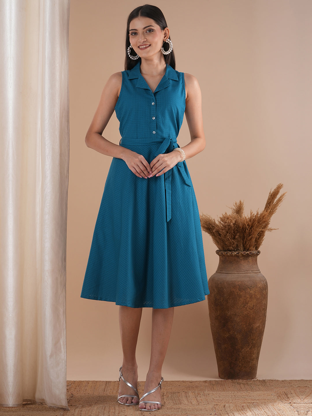 Fit and flared sleeveless dress with notch collar, centre placket with waist tie-up