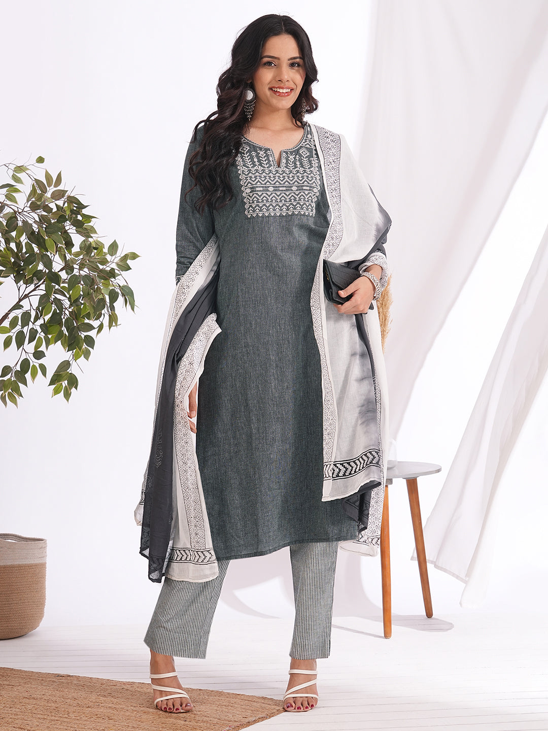 3-piece straight fit suit set features a cotton kurta adorned with a mal block printed dupatta.