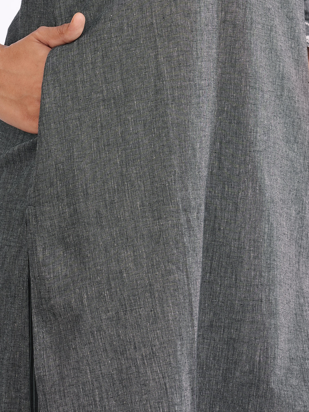 3-piece straight fit suit set features a cotton kurta adorned with a mal block printed dupatta.