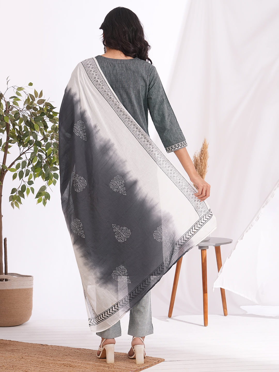 3-piece straight fit suit set features a cotton kurta adorned with a mal block printed dupatta.