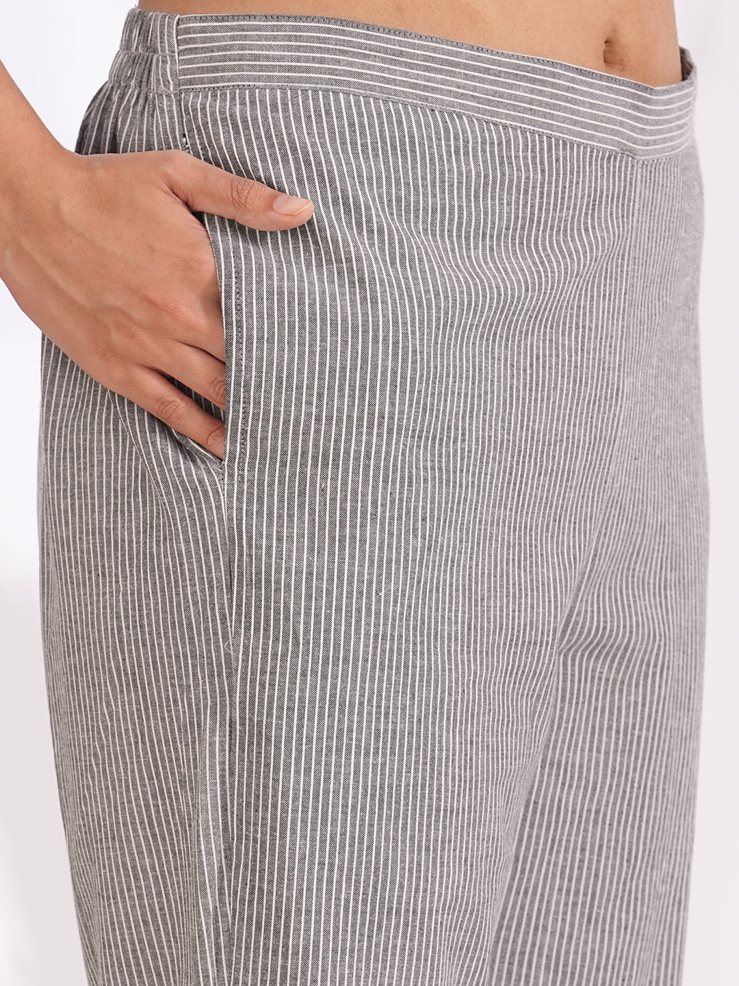 3-piece straight fit suit set features a cotton kurta adorned with a mal block printed dupatta.