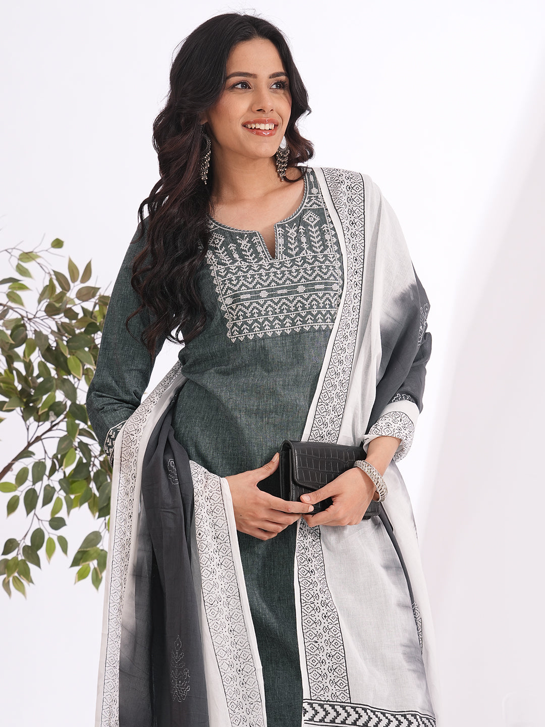 3-piece straight fit suit set features a cotton kurta adorned with a mal block printed dupatta.