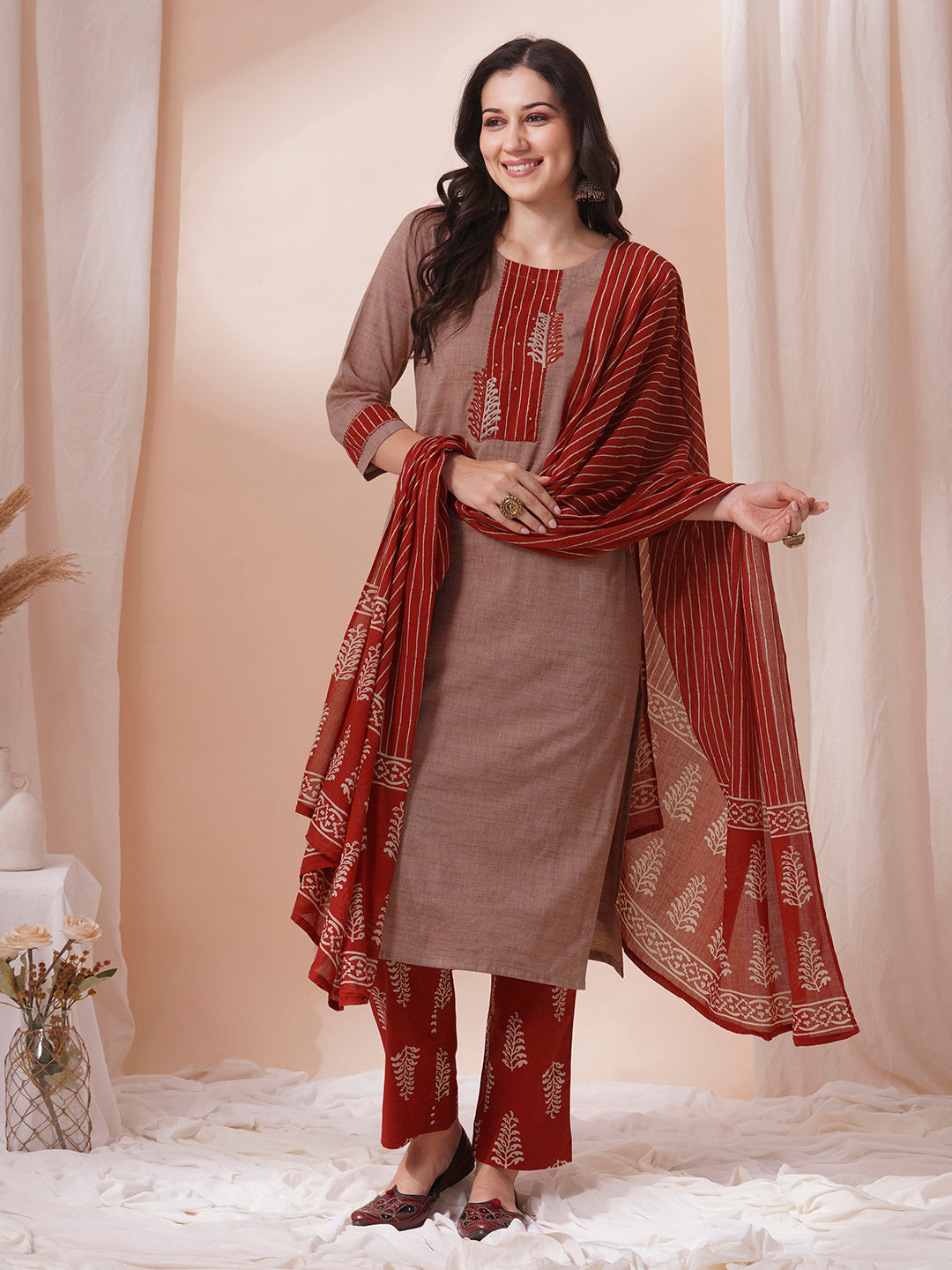 The kurta suit set features a machine embroidered and trim detail.