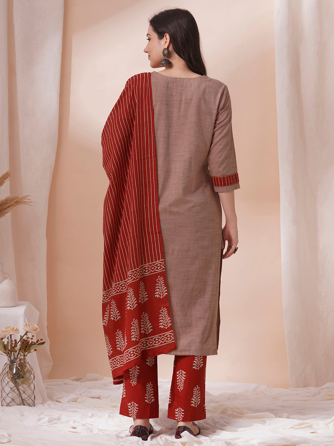 The kurta suit set features a machine embroidered and trim detail.