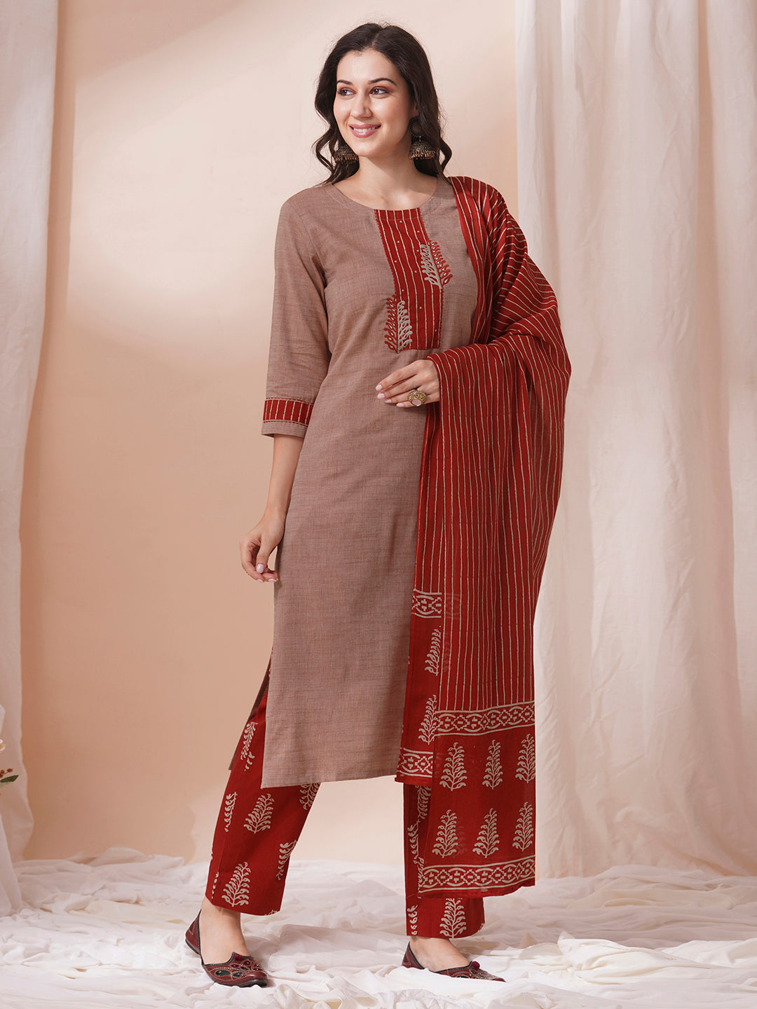 The kurta suit set features a machine embroidered and trim detail.