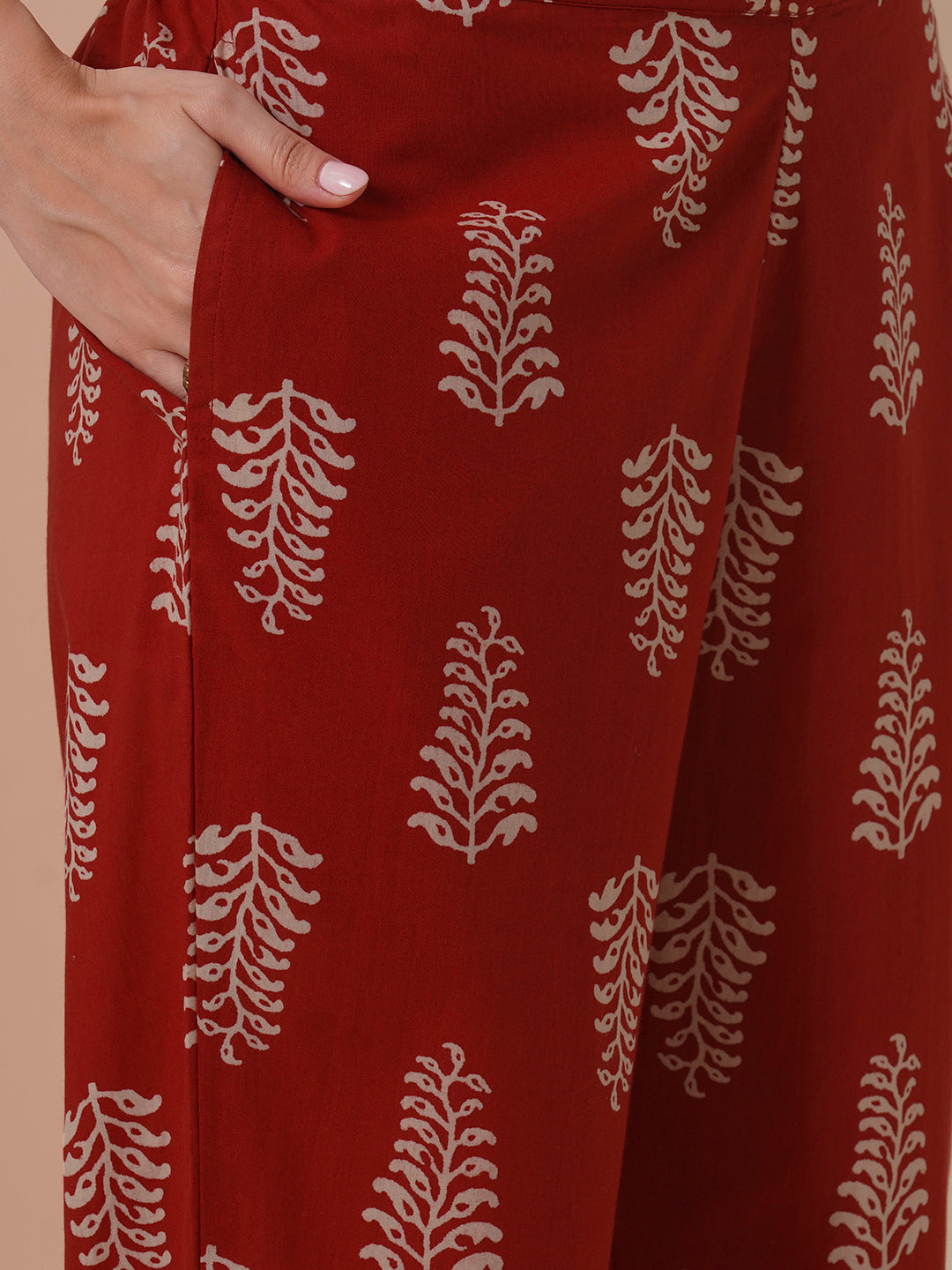 The kurta suit set features a machine embroidered and trim detail.