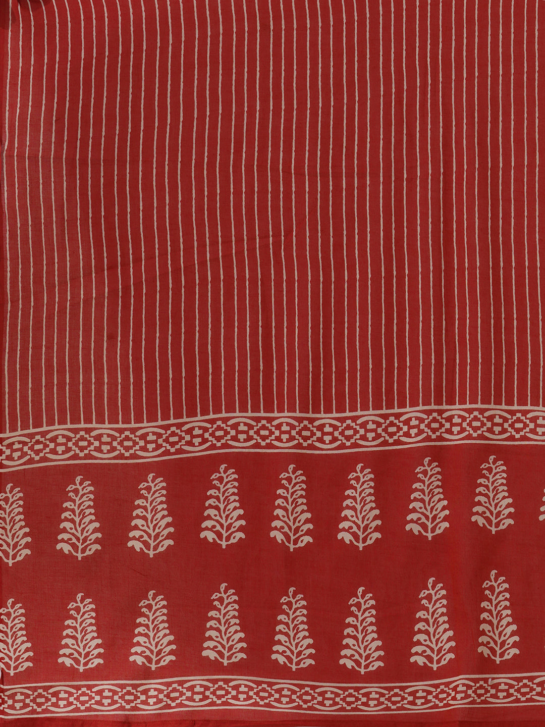 The kurta suit set features a machine embroidered and trim detail.