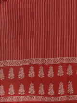 The kurta suit set features a machine embroidered and trim detail.