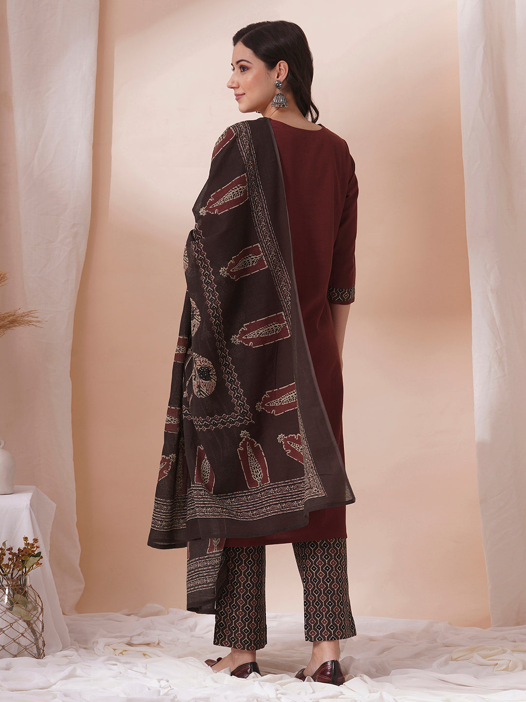 The kurta suit set is adorned with intricate machine applique work.