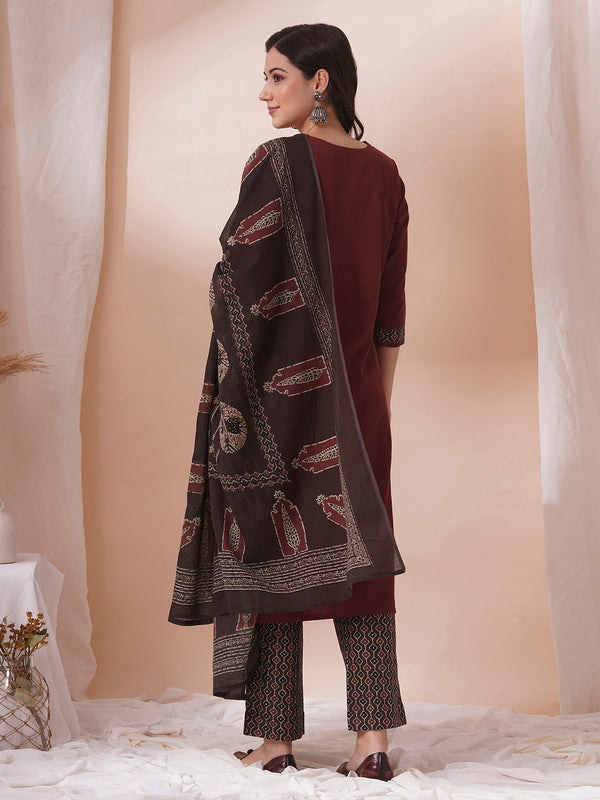 The kurta suit set is adorned with intricate machine applique work.