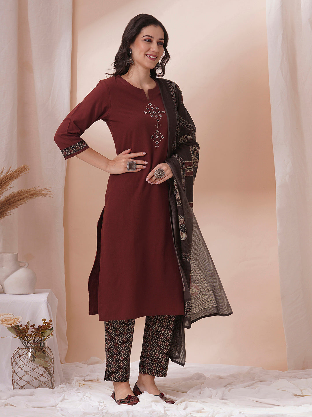 The kurta suit set is adorned with intricate machine applique work.