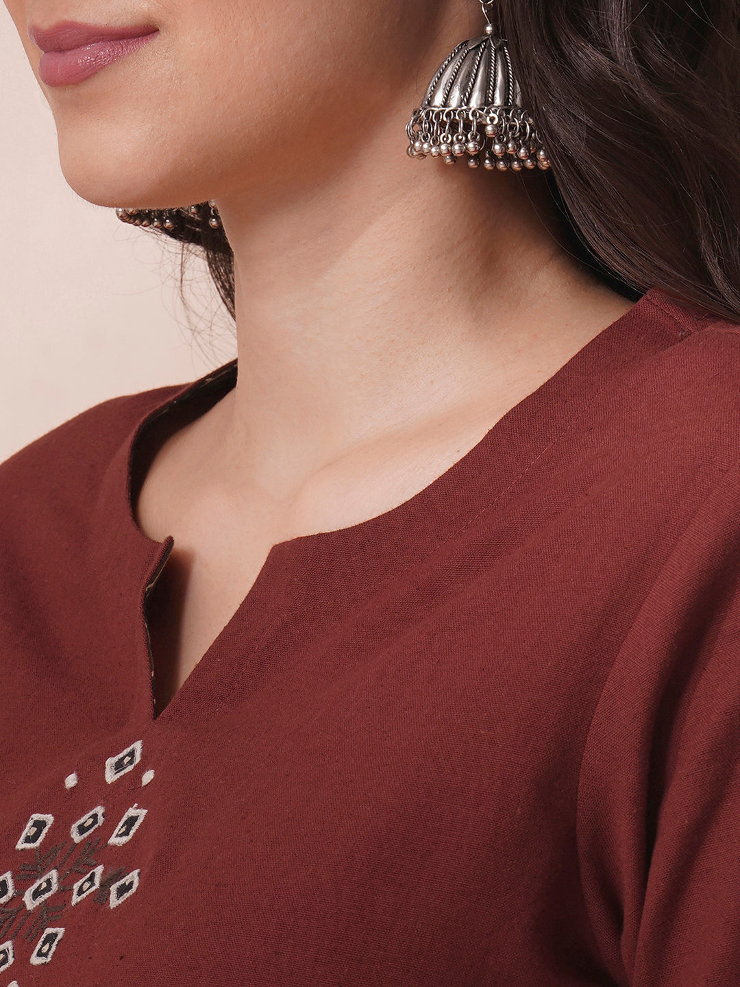 The kurta suit set is adorned with intricate machine applique work.