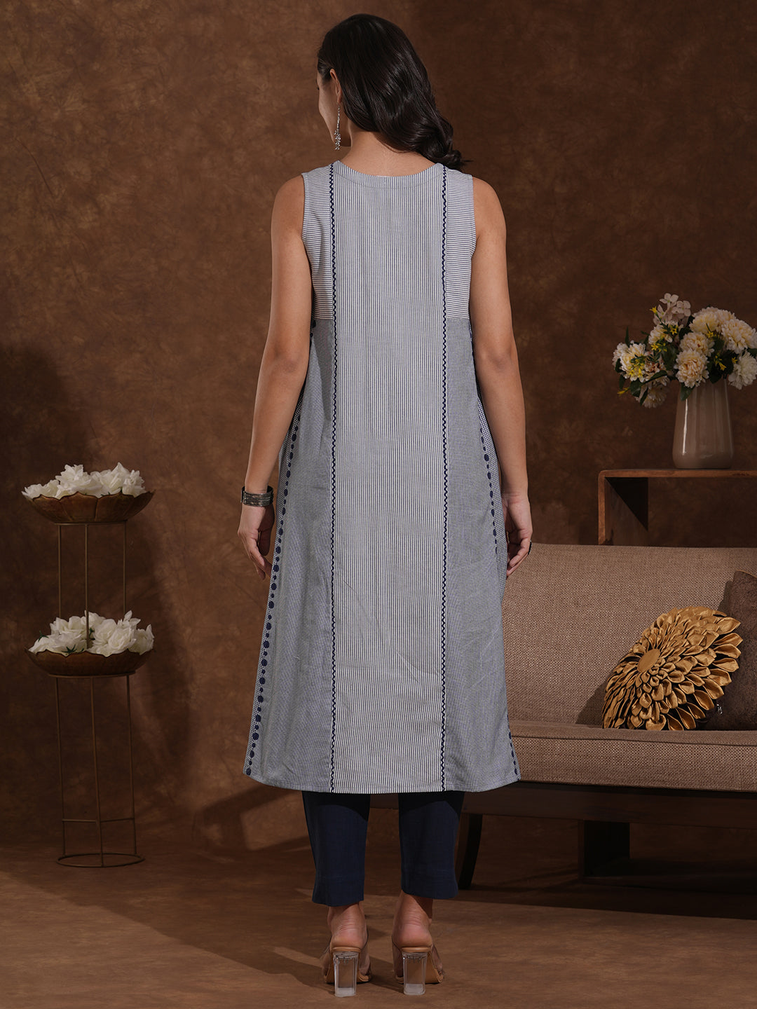 Pocketed sleeveless kurta in woven cotton fabric with block print.