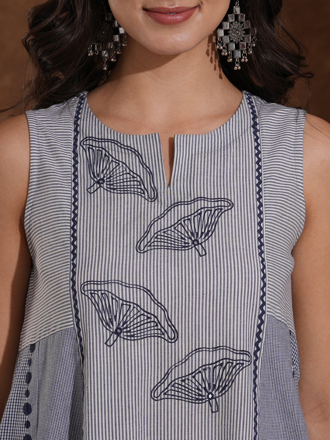 Pocketed sleeveless kurta in woven cotton fabric with block print.