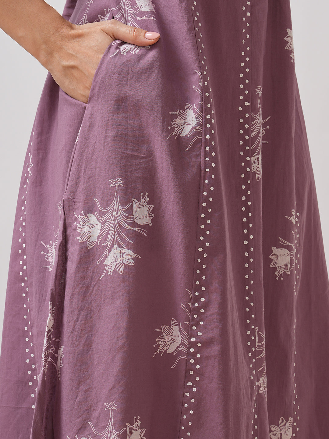 Women's Printed A-Line Kurta with V-Neck & 3/4th Sleeves.