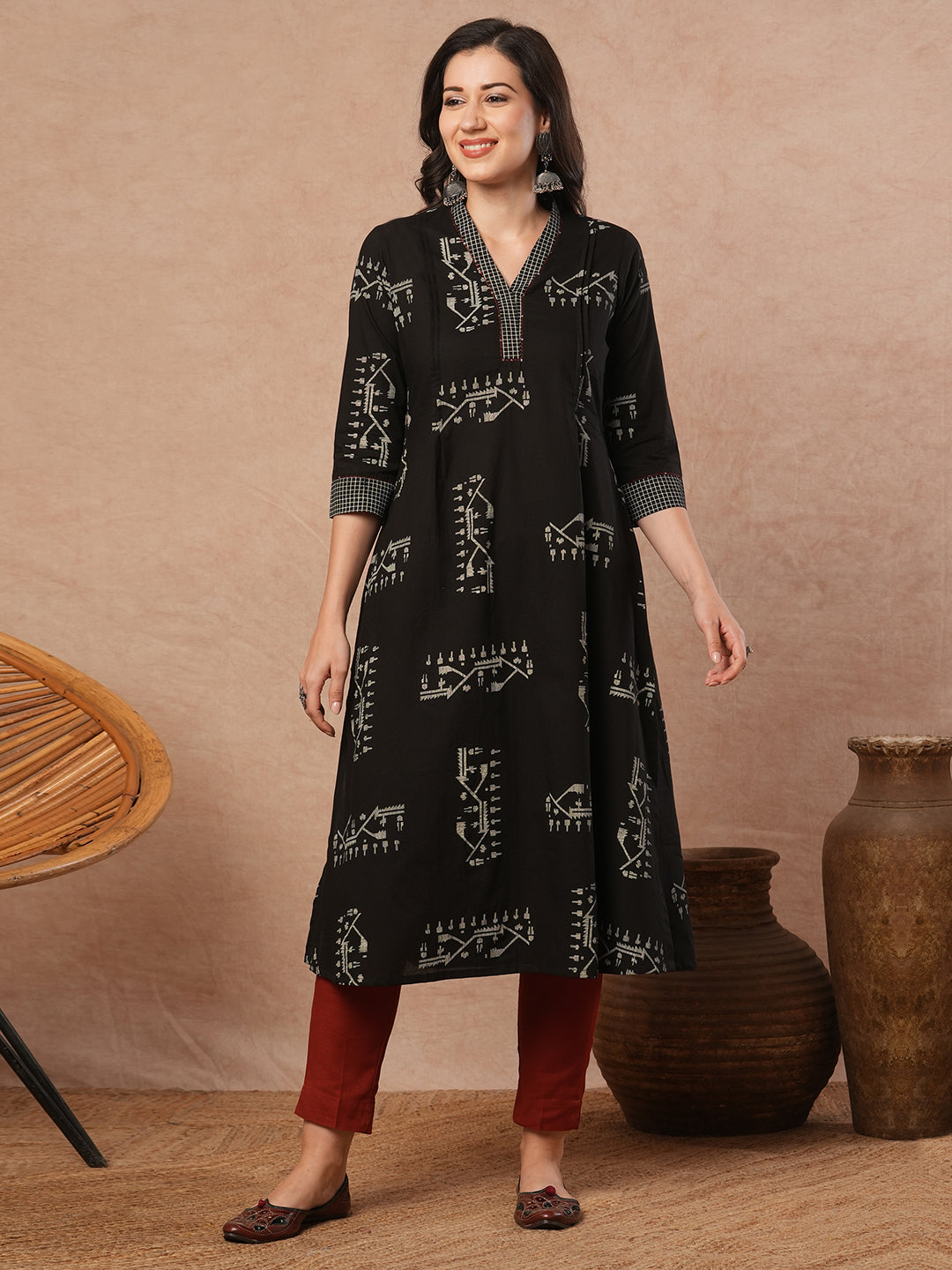 Pocketed A-line kurta with hand work detailing and pleating in jamdani motif print.